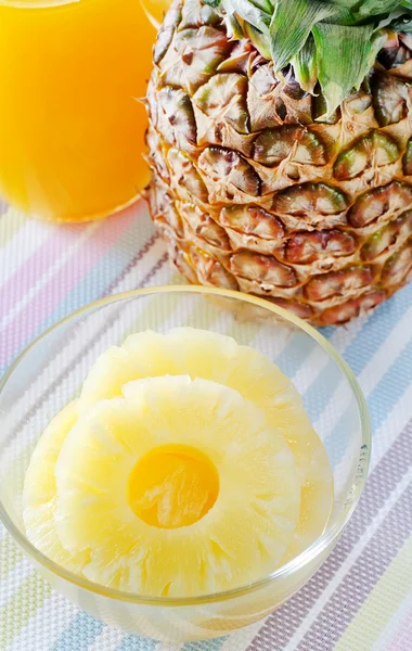 Ananas ve meyve suyu — Stok fotoğraf