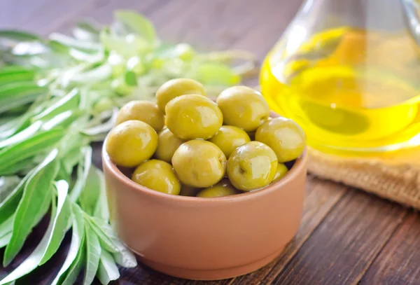 Зелені оливки та олія — стокове фото