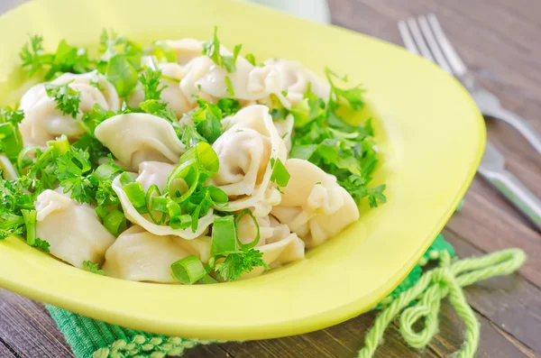 Pelmeni i en tallrik — Stockfoto