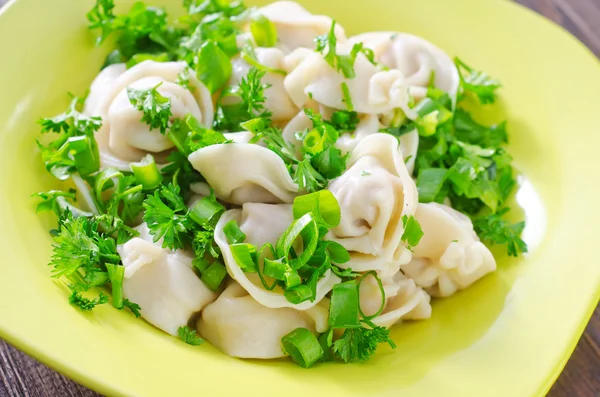 Pelmeni i en tallrik — Stockfoto