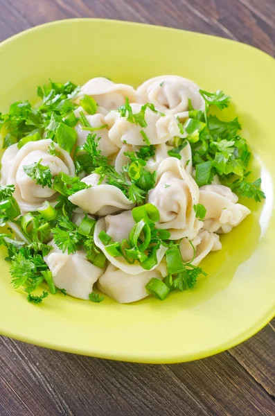 Pelmeni i en tallrik — Stockfoto