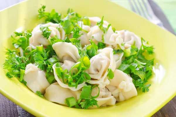 Pelmeni i en tallrik — Stockfoto