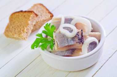 soğan ile ringa balığı