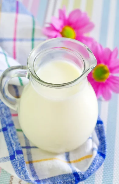 Melk in kruik — Stockfoto