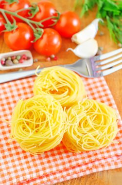 pişmemiş makarna ve domates