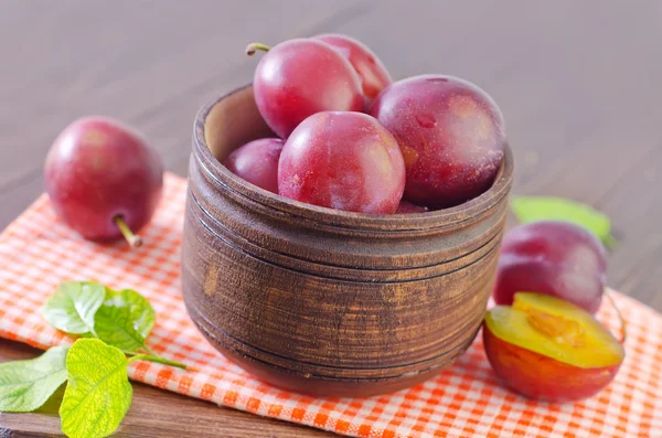 Plums in a bowl — Stock Photo, Image