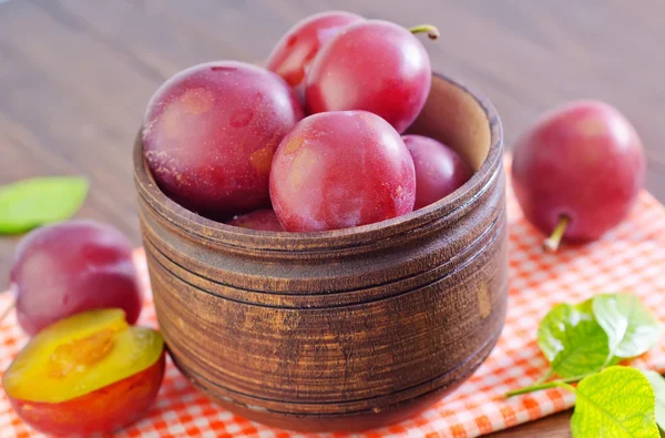 Plums in a bowl — Stock Photo, Image