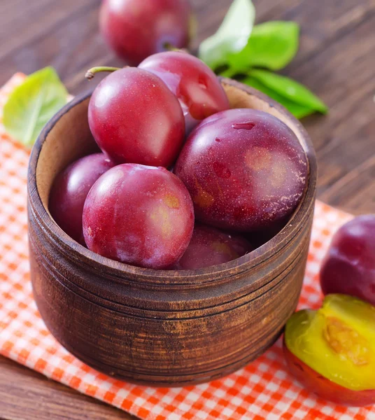 Plums in a bowl — Stock Photo, Image