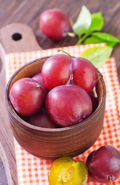 Plums in a bowl — Stock Photo, Image