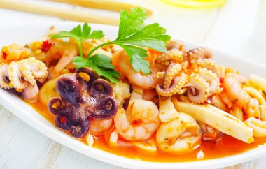 Deniz mahsullü salata