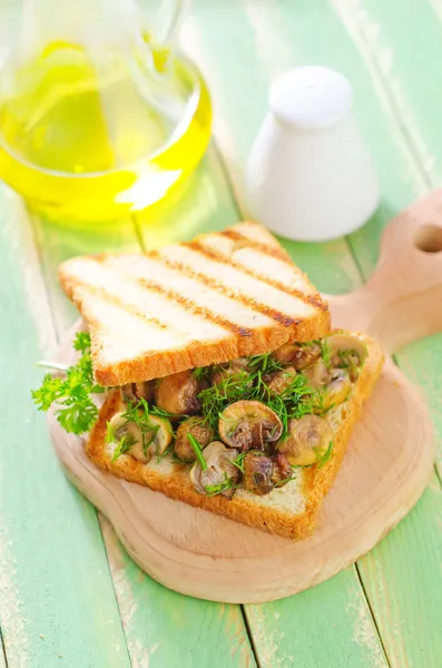 Pão com cogumelos fritos — Fotografia de Stock