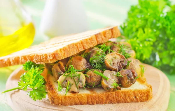 Brot mit gebratenen Pilzen — Stockfoto