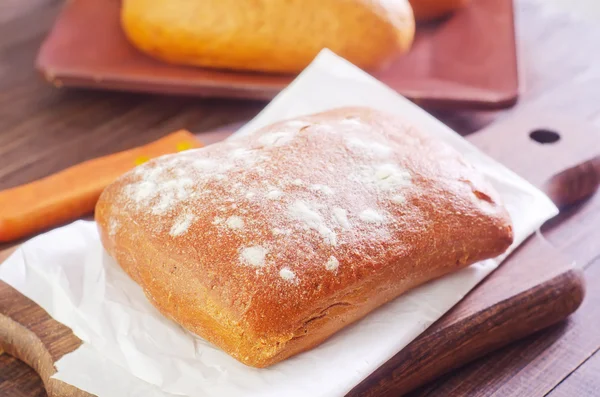 Pão em uma tábua — Fotografia de Stock