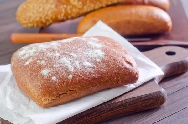 Pão em uma tábua — Fotografia de Stock