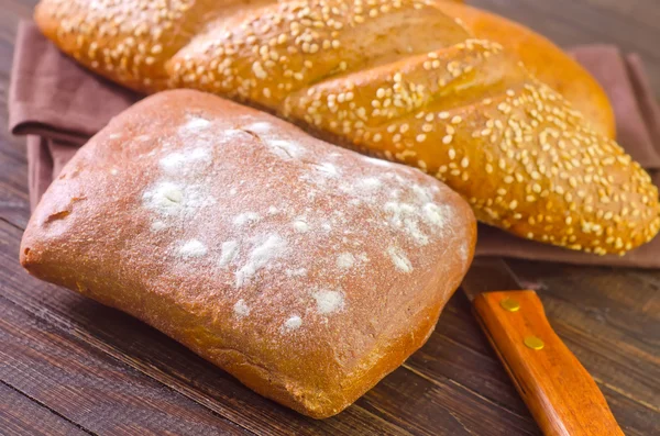 Brood op een bord — Stockfoto