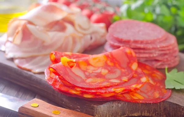 Saucisses, jambon et salami — Photo