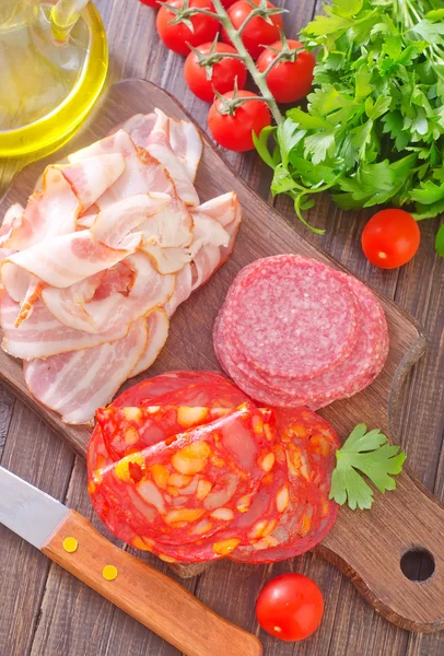 Kiełbasa, szynka, salami i — Zdjęcie stockowe