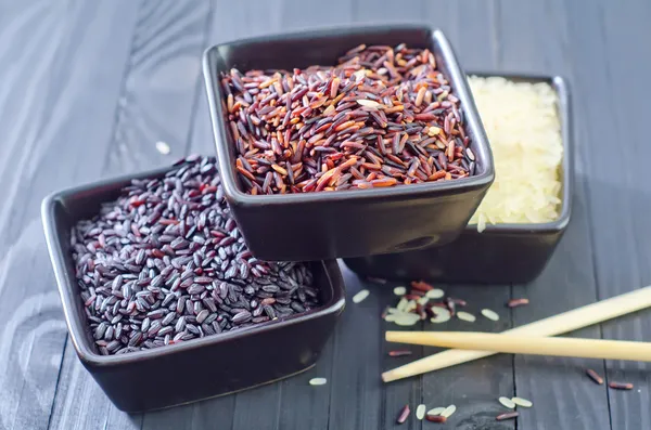 Raw rice in bowls — Stock Photo, Image