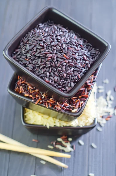 Raw rice in bowls — Stock Photo, Image