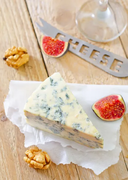 Cheese with figs and nuts — Stock Photo, Image