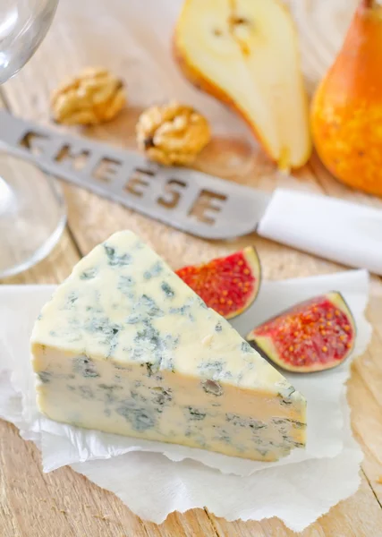 Cheese with figs and nuts — Stock Photo, Image