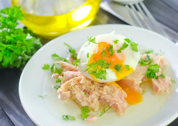 Salad with tuna and boiled egg — Stock Photo, Image