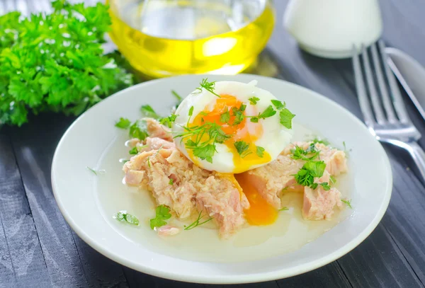 Ensalada con atún y huevo cocido — Foto de Stock