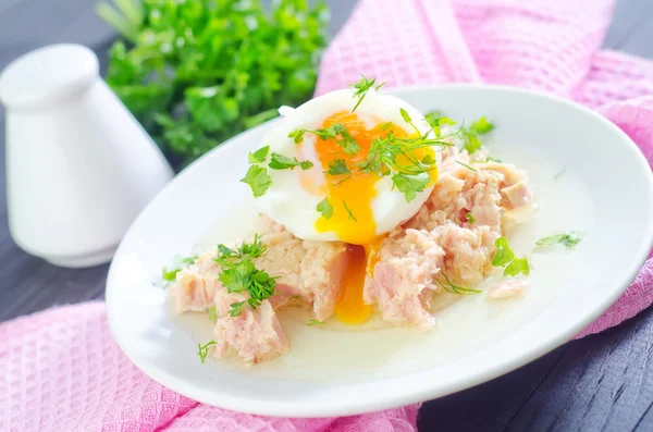 Салат с тунцом и вареным яйцом — стоковое фото