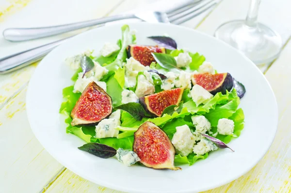 Salad with cheese and figs — Stock Photo, Image