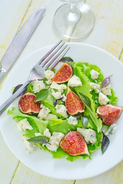 Salade met kaas en vijgen — Stockfoto