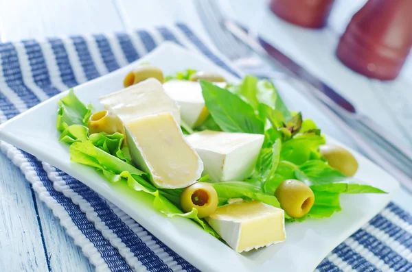 Salad with camembert — Stock Photo, Image