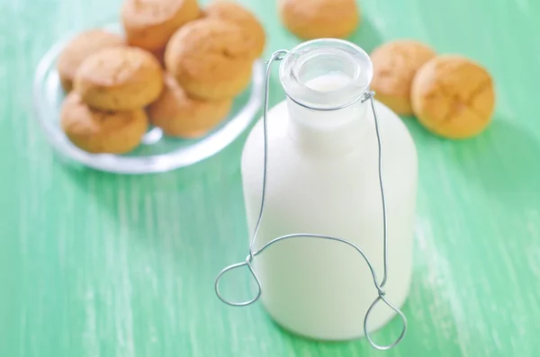 Latte con biscotti — Foto Stock