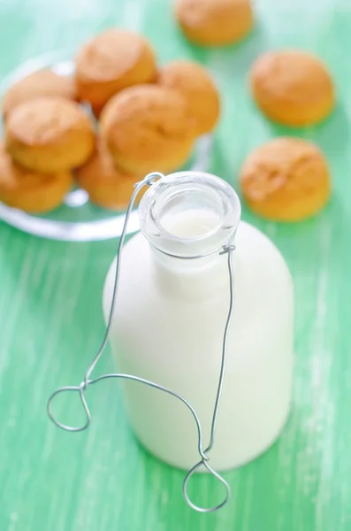 Latte con biscotti — Foto Stock