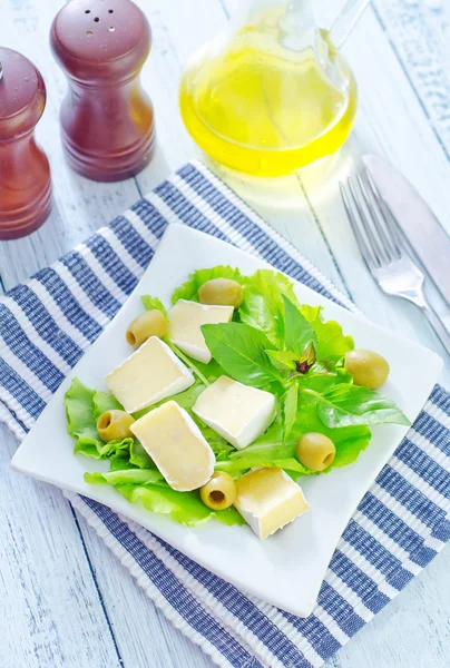 Salad with camembert — Stock Photo, Image