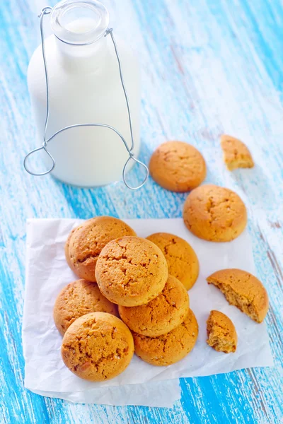 Leite com biscoitos — Fotografia de Stock