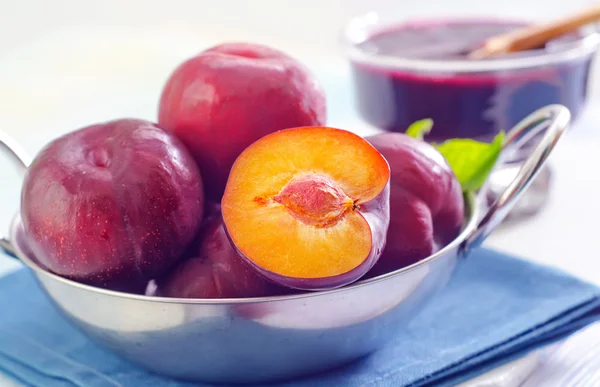 Plums in a bowl — Stock Photo, Image