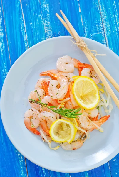 Salad with shrimps — Stock Photo, Image