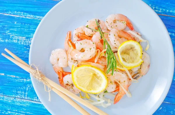 Salad with shrimps — Stock Photo, Image