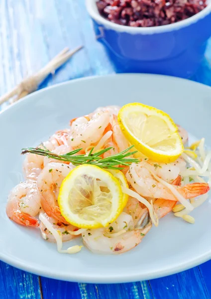 Salad with shrimps — Stock Photo, Image