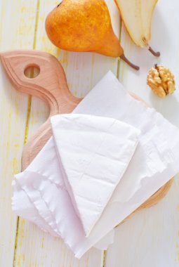 Camembert ve taze armut