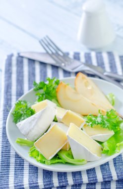 camembert ve armut salatası