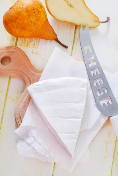 Camembert and fresh pears — Stock Photo, Image