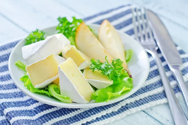 Salad with camembert and pears — Stock Photo, Image
