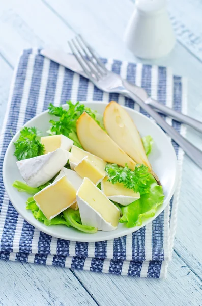 Salada com camembert e peras — Fotografia de Stock