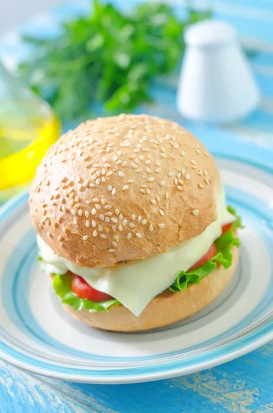 Cheeseburger on a plate — Stock Photo, Image