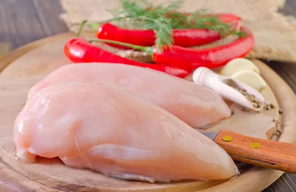 Pollo su una tavola di legno — Foto Stock