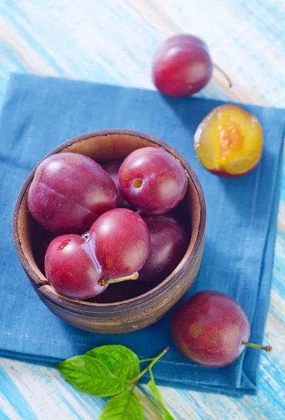 Plums in a bowl — Stock Photo, Image