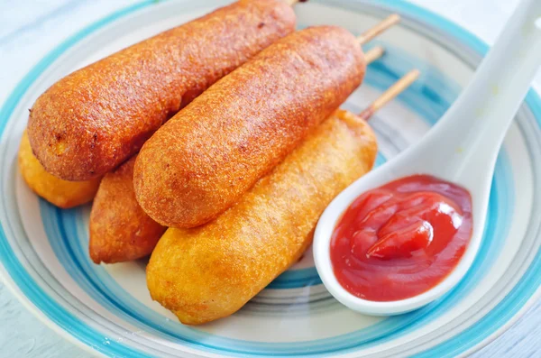 Corndogs em uma chapa — Fotografia de Stock