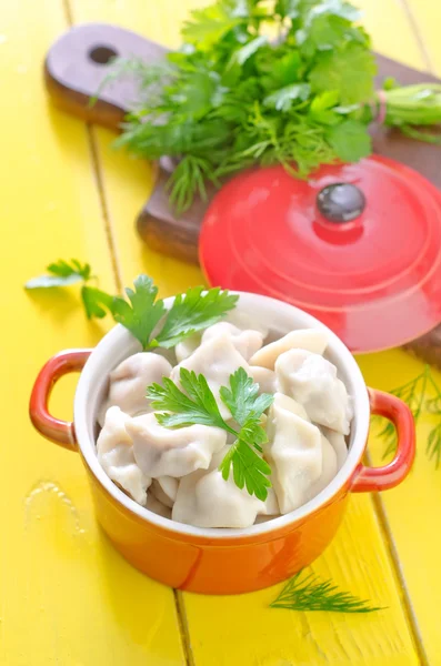 Pelmeni i en skål — Stockfoto