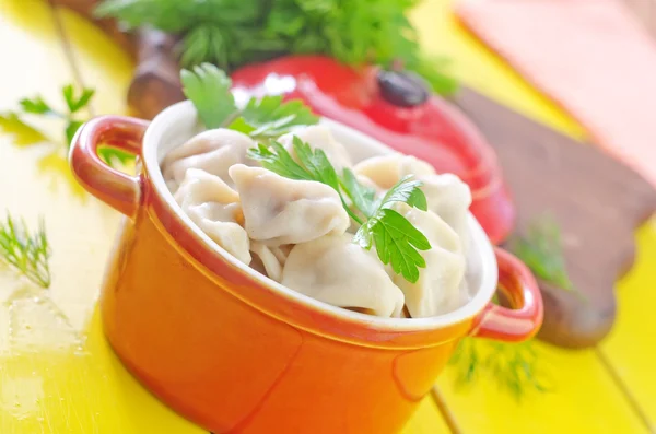 Pelmeni i en skål — Stockfoto